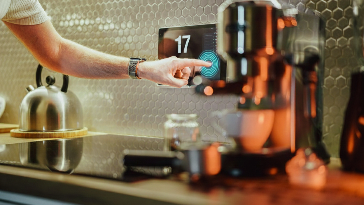 Bedienung eines Smart Home Display in der Küche